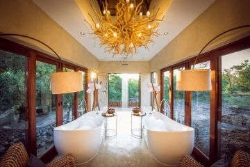 In sommige suites kun je naast elkaar badderen, heerlijk tijdens je Zuid-Afrika rondreis