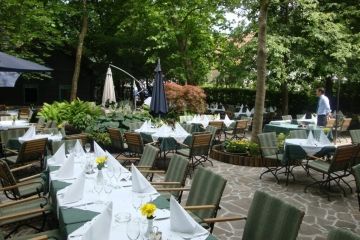 Restaurant in de tuin van Hotel Čad