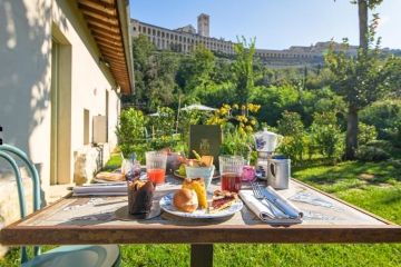 Heerlijk ontbijten op je terras in Borgo Antichi Orti Assisi