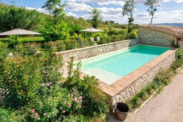 Ook het zwembad van Borgo Antichi Orti Assisi is uitermate goed verzorgd