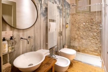 De badkamers zijn ook erg stijlvol met veel natuursteen