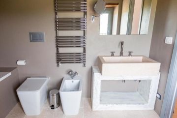 De badkamers van Tenuta Coppa Zuccari zijn modern en goed verzorgd