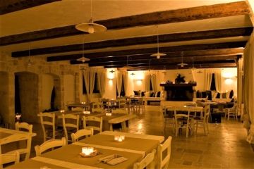 Het gezellige restaurant van Iazzo Scagno bij avond heerlijk eten tijdens je rondreis Italië