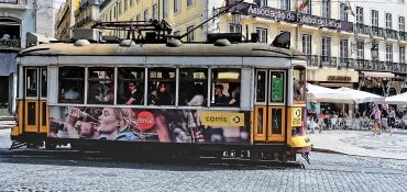 Lissabon is beroemd om zijn trams, ook tijdens deze rondreis door Portugal zie je ze