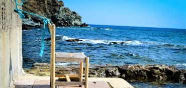 Terrasje bij de zee met 1 stoel